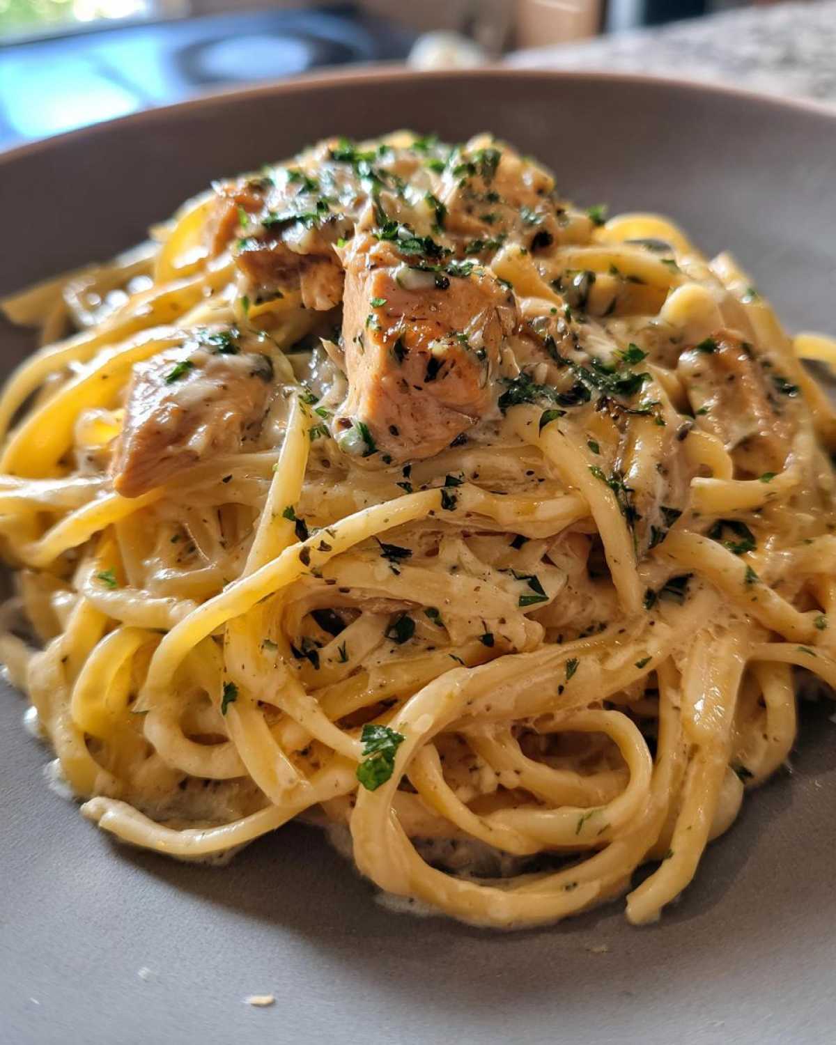 Creamy Chicken Alfredo Linguine - detail 4