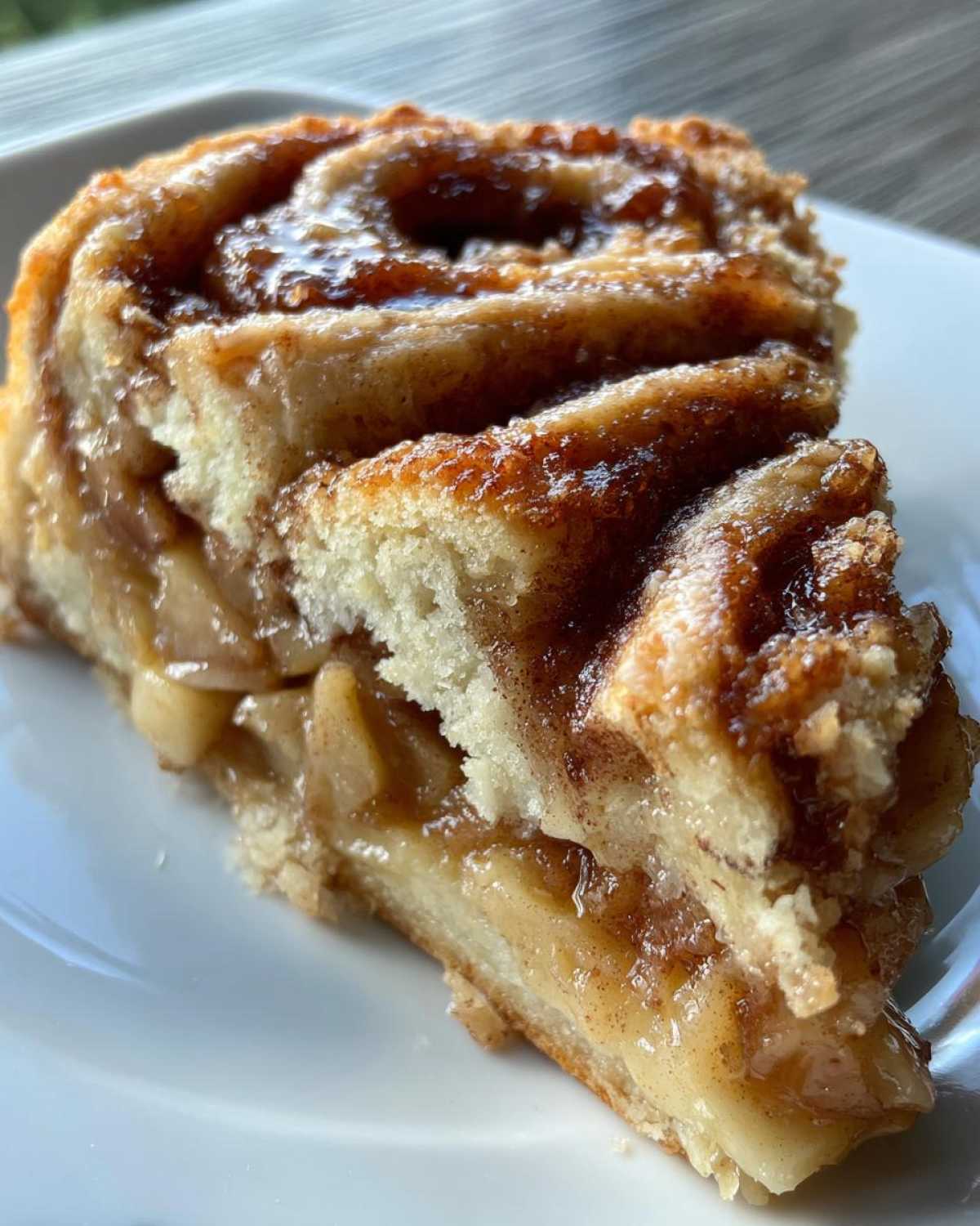 Cinnamon Roll Apple Pie (Dessert Mashup) - detail 3