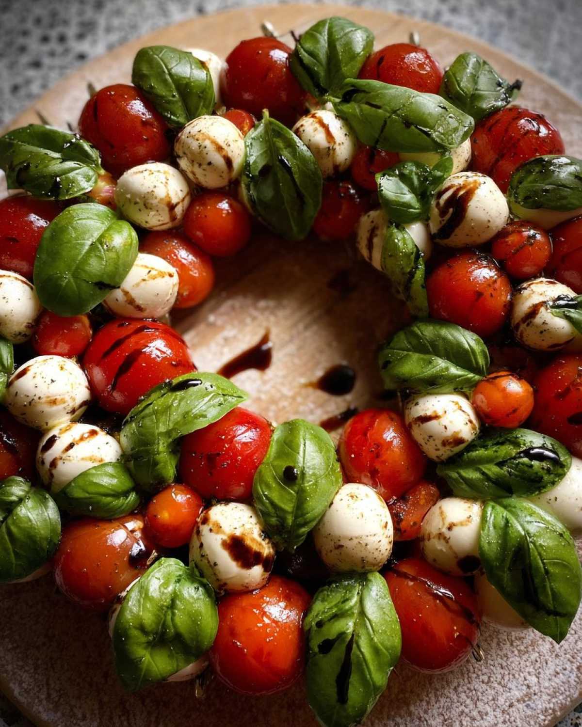 Caprese Christmas Wreath Board - detail 1