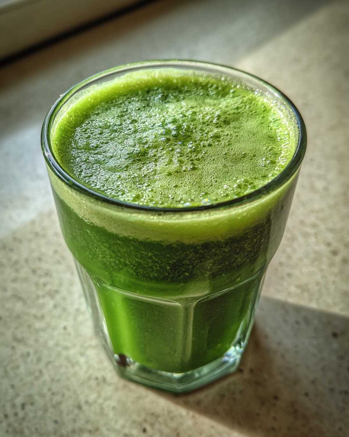 Green Detox Smoothie with Kale & Pineapple - detail 2