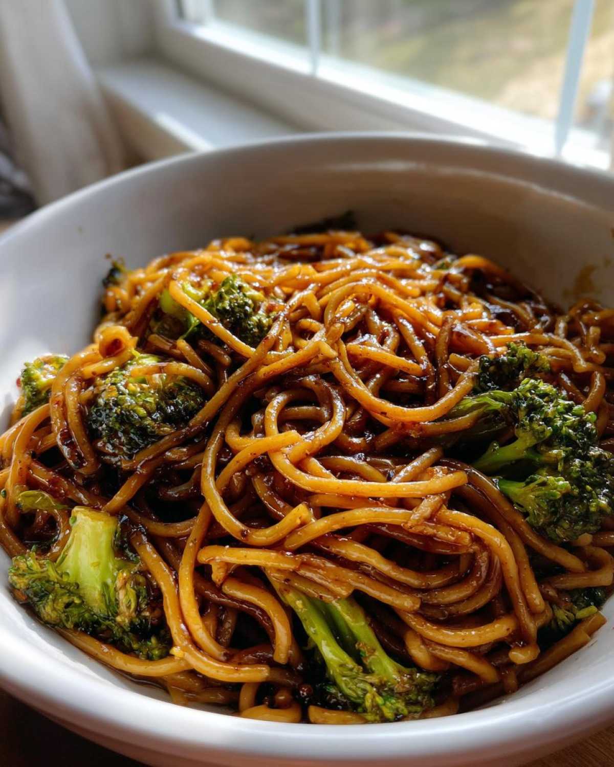 Vegan Garlic Noodles with Broccoli - detail 2