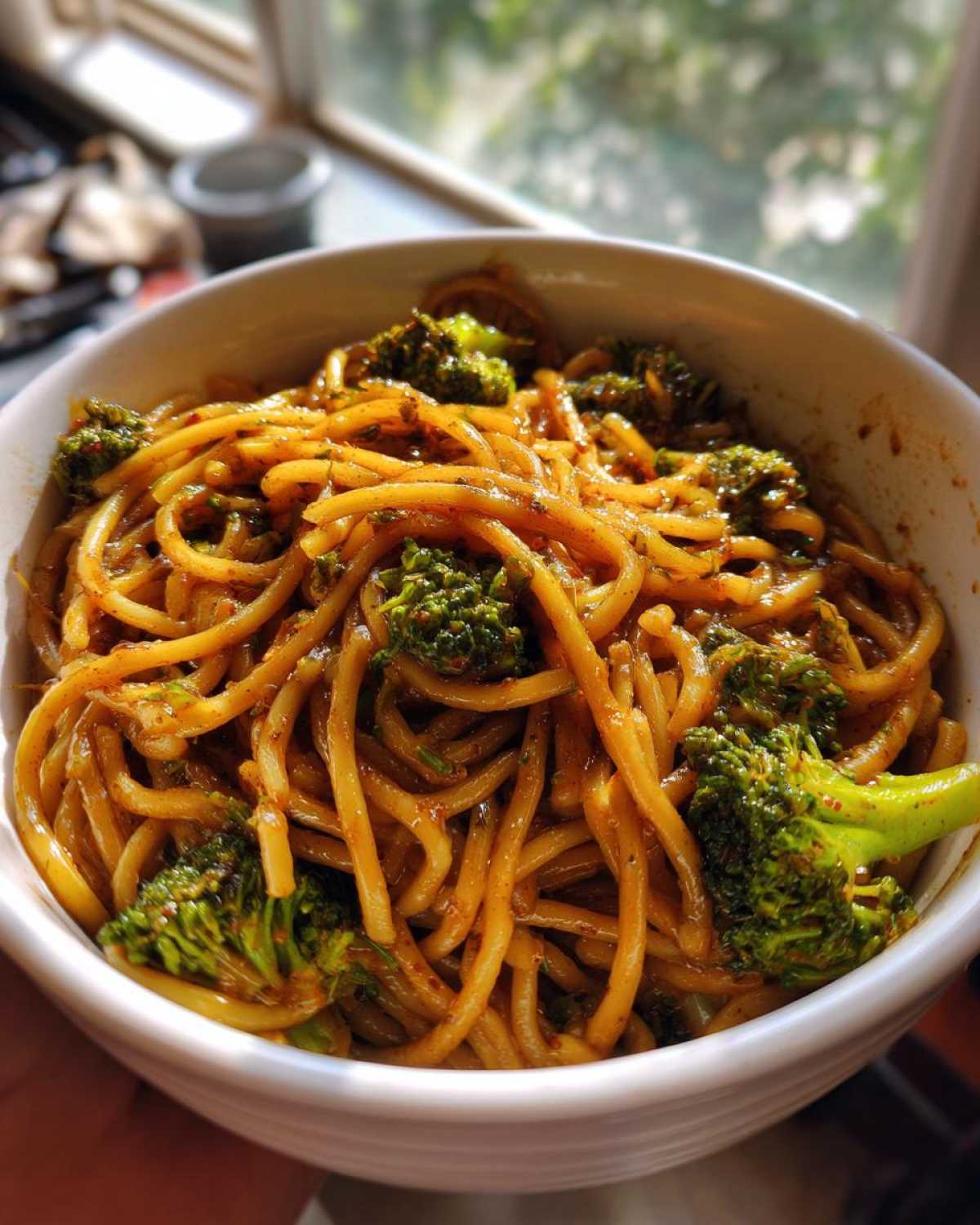 Vegan Garlic Noodles with Broccoli - detail 3